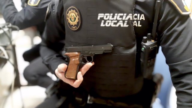 Una de las armas simuladas que la Policia Local ha intervenido en Elche y que fue utilizada para intentar robar en un comercio.