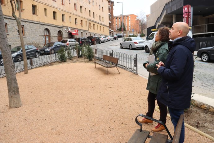 El Ayuntamiento de Segovia mejora los espacios ajardinados de la calle Caño Grande.