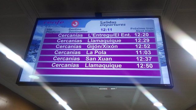 Archivo - Información de las próximas salidas en la estación de La Corredoria con la toponimia en asturiano.