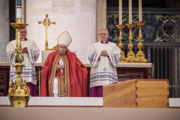 FILED - 05 January 2023, Vatican, Vatican City: Pope Francis (C) sits behind the coffin of the late Pope Emeritus Benedict XVI during the public funeral Mass for Pope Emeritus Benedict XVI in St. Peter's Square. Photo: Michael Kappeler/dpa