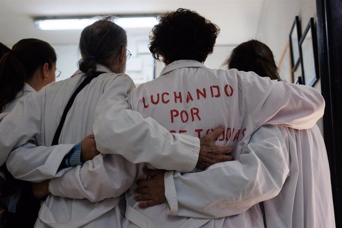 Un grupo de sanitarios posa para una foto durante un encierro indefinido de médicos y pediatras de Atención Primaria