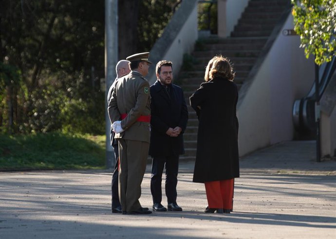 El presidente de la Generalitat, Pere Aragons, la alcaldesa de Barcelona, Ada Colau, el jefe de la Inspección General del Ejército, el teniente general Manuel Busquier, la presidenta de la Diputación de Barcelona, Núria Marín