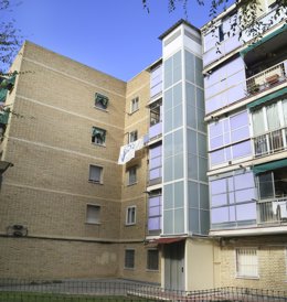 Archivo - Instalación de un ascensor en un bloque de viviendas para facilitar el día a día de personas con movilidad reducida.
