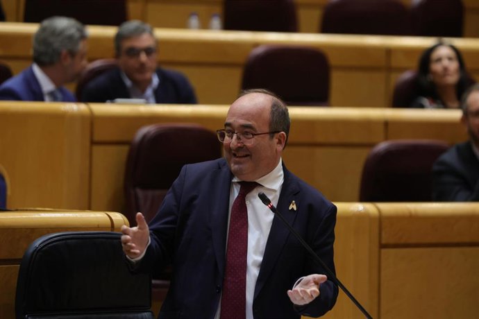 El ministro de Cultura y Deporte, Miquel Iceta, durante una sesión de control al Gobierno en el Senado, a 21 de diciembre de 2022, en Madrid (España).  