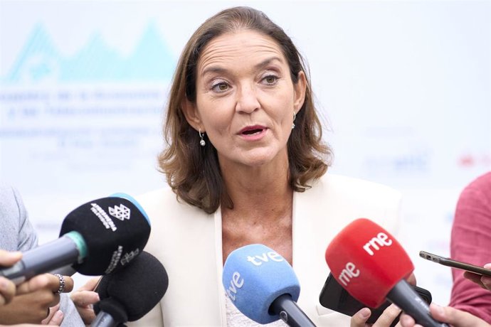 Archivo - La ministra de Industria, Comercio y Turismo, Reyes Maroto.- Archivo
