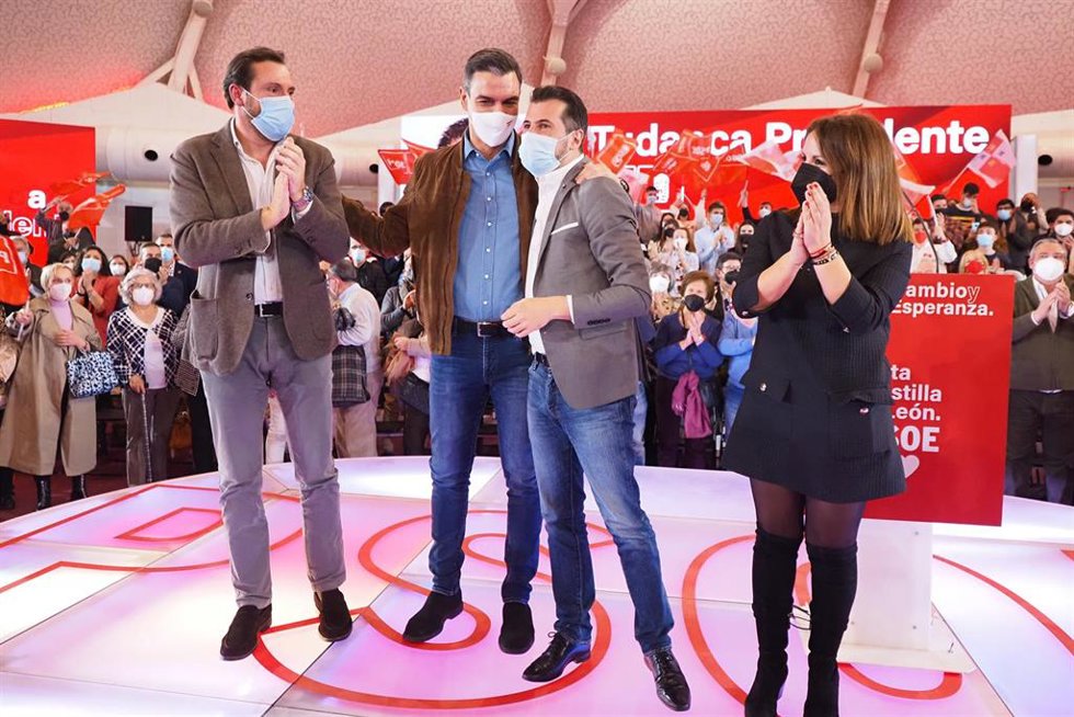Archivo - (I-D) El alcalde de Valladolid, Óscar Puente; el presidente del Gobierno, Pedro Sánchez; el secretario del PSCyL, Luis Tudanca, y  Patricia Gómez, viceportavoz en las Cortes, durante un acto en la Cúpula del Milenio.