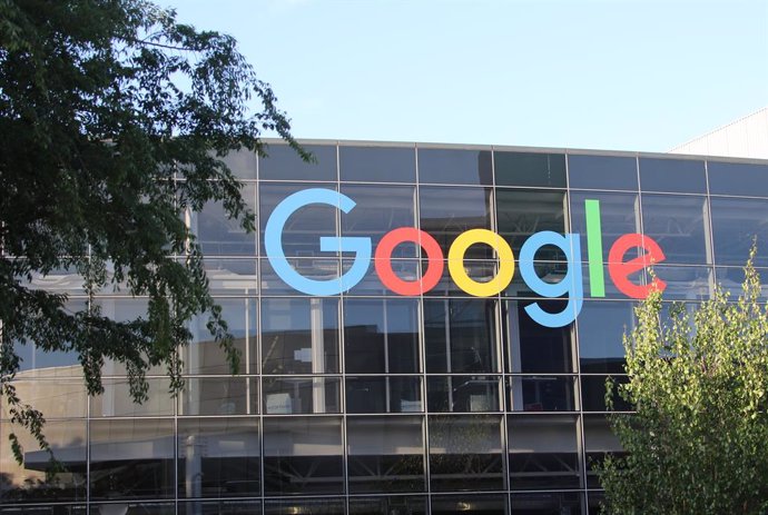 Archivo - FILED - 08 May 2018, US, Mountain View: Google's logo on the facade of parent company Alphabet's headquarters. Google's parent company Alphabet Inc plans to slow down hiring for the rest of the year and consolidate investments through 2023, ac