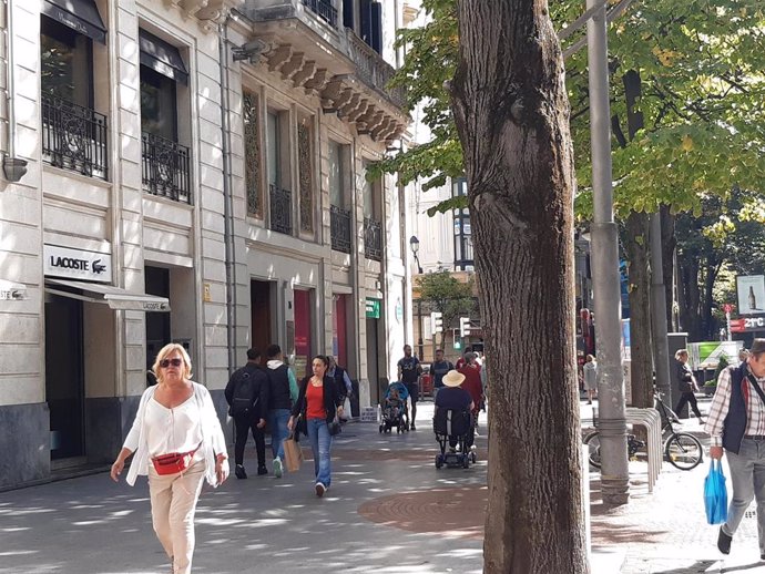 Archivo - Ciudadanos en una céntrica calle de Bilbao.
