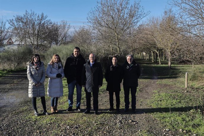 El consejero de Cohesión Territorial y los alcaldes de Falces, Marcilla, Peralta y Funes, en la zona donde se ejecutará el carril bici que contectarás las cuatro localidades.