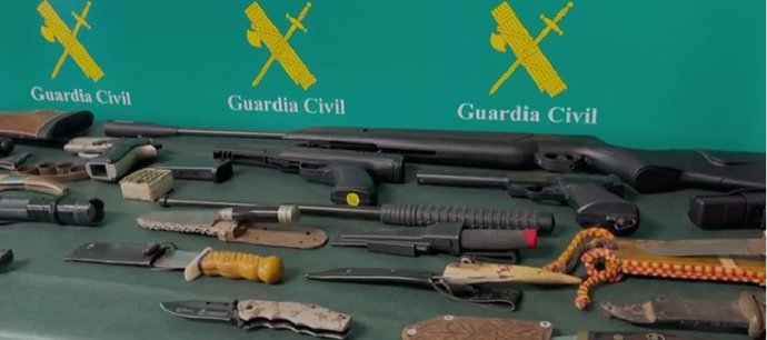 Archivo - Armas incautadas a un detenido por amanazar a un amujer en Avilés con una orden de alejamiento.