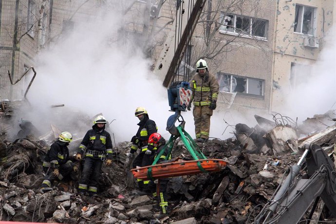 15 January 2023, Ukraine, Dnipro: Rescuers remove the rubble and search for survivors at an apartment block hit by Russian rockets during a massive missile attack on Dnipro. Photo: -/Ukrinform/dpa
