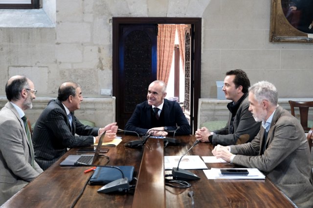 El alcalde de Sevilla, Antonio Muñoz,  y el rector de la Universidad de Sevilla, Miguel Ángel Castro