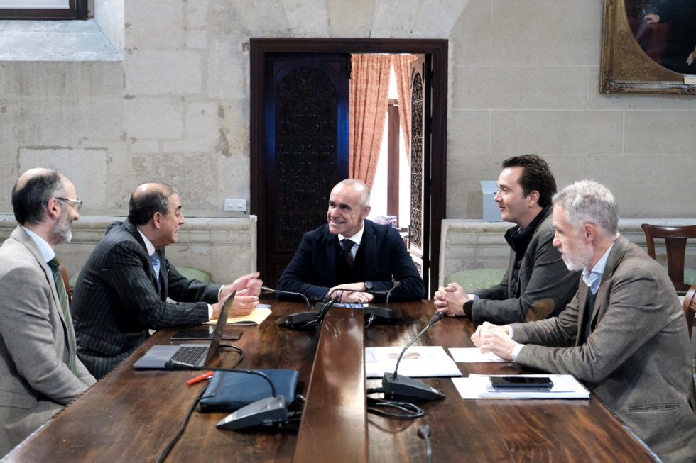 El alcalde de Sevilla, Antonio Muñoz,  y el rector de la Universidad de Sevilla, Miguel Ángel Castro