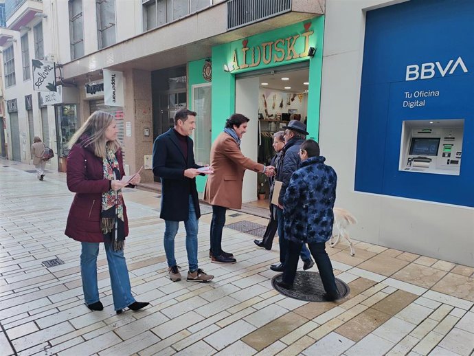 El senador por el PSOE de Huelva Jesús González, junto a otros miembros de la formación, durante el reparto de material informativo sobre las medidas adoptadas por el Gobierno para hacer frente a la inflación.