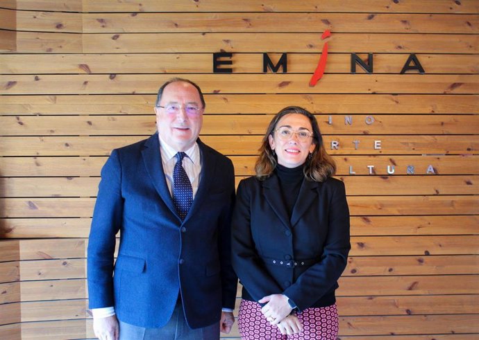 Carlos Moro y María González Corral, durante la visita de la consejera a las instalaciones de Emina.