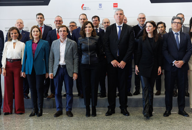 Foto familia con la Mesa de Expertos del Turismo en Madrid