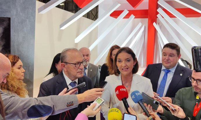 La ministra de Industria, Comercio y Turismo, Reyes Maroto, visita el estand de Cantabria en Fitur 2023.