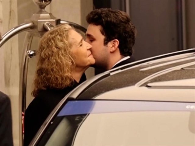 La Infanta Elena y Froilán, de lo más cariñosos en Atenas