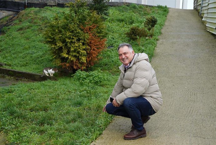 El concejal de Infraestructuras en el Medio Rural, Desarrollo Agrario y Ganadero, Zonas Verdes y áreas de esparcimiento, y Bienestar Animal de Siero, Alejandro Villa, junto a un gato.