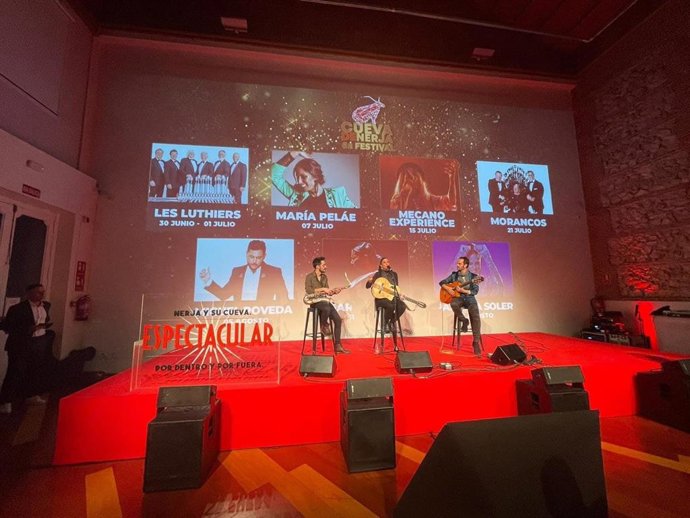 Un momento de la actuación de Maria Peláe en la gala promocional de Nerja y su cueva en Madrid.