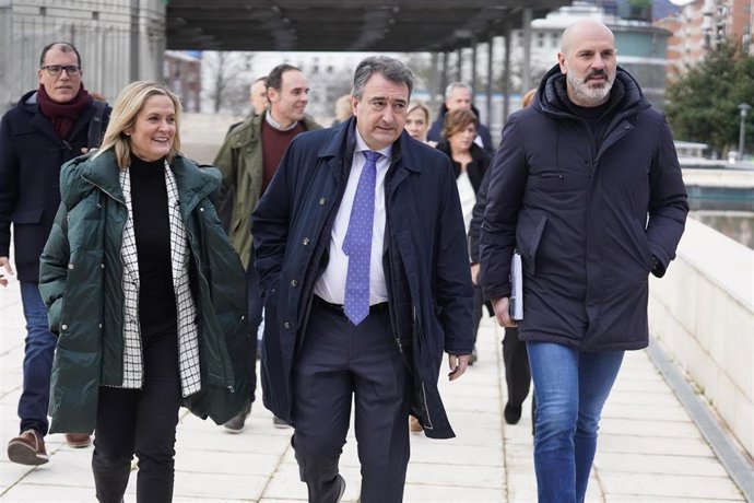 El portavoz del PNV en el Congreso, Aitor Esteban, flanquedo por la alcaldesa de Barakaldo, Amaia del Campo, y el candidato a las forales por la formación jeltzale Josu Bergara antes de mantener un encuentro de trabajo