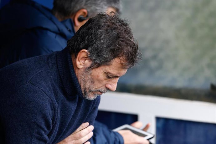 Quique Sánchez Flores, pensativo en el banquillo durante un partido del Getafe