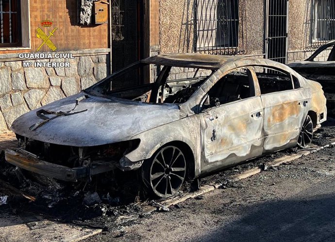 Imagen de uno de los coches incendiados