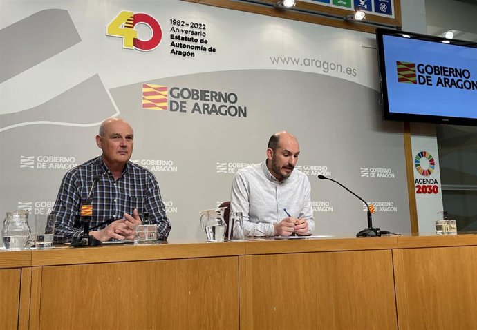 El director general de Medio Natural y Gestión Forestal del Gobierno de Aragón, Diego Bayona, y el el jefe del Servicio de Espacios Naturales Protegidos y Red Natura 2000 del Gobierno de Aragón, Jesús Insausti.