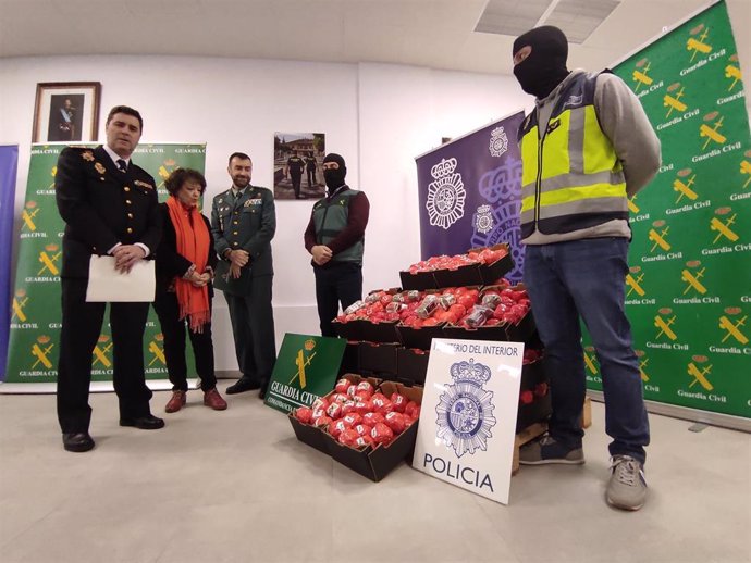 Hachís intervenidos como falsos tomates en la operación 'Califa Trucks', en presencia de las autoridades y los agentes de la Guardia Civil y la Policía Nacional.