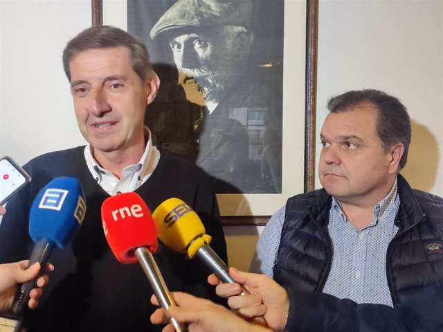El candidato socialista a la Alcaldía de Oviedo, Carlos Llaneza, y el secretario general del SOMA-Fitag-UGT, José Luis Alperi