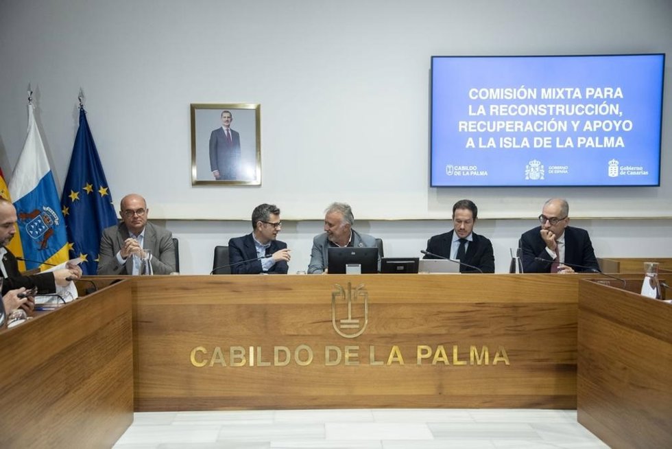 El presidente de Canarias, Ángel Víctor Torres, copreside junto con el ministro de la Presidencia, Relaciones con las Cortes y Memoria Democrática, Félix Bolaños, una nueva Comisión Mixta para la reconstrucción, recuperación y apoyo a la isla de La Palma