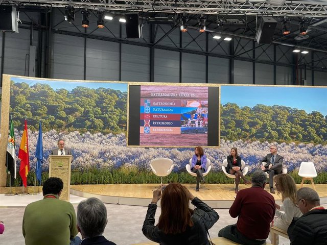 El director general de Turismo de Extremadura, Frsncisco Marín, presenta en Fitur los eventos destacado en el sector previstos en 2023.
