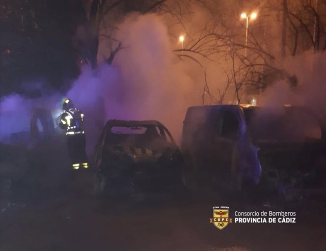 Actuación de los bomberos en el incendio de once coches en Algeciras.