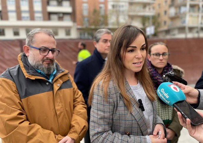 La portavoz del Grupo Popular, Rebeca Pérez; el concejal del PP Jesús Pacheco y la presidenta de la Junta de Distrito de Santa María de Gracia, Arancha Hernández, atienden a los medios