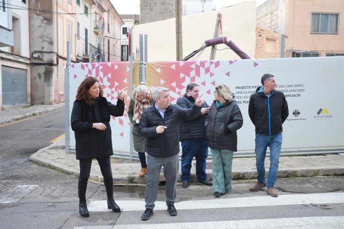 La presidenta del Consell de Mallorca, Catalina Cladera, y el alcalde de Inca, Virgilio Moreno, visitando el solar donde se construirá una nueva plaza en la ciudad.