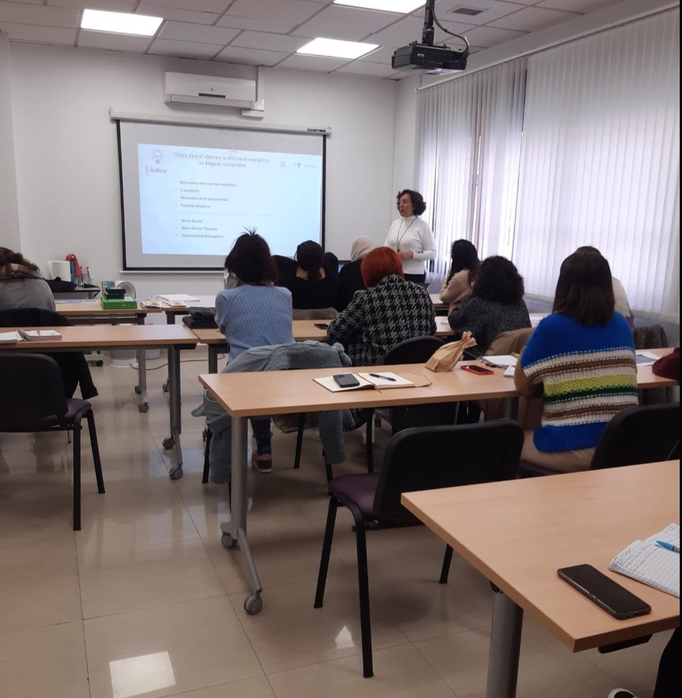 Profesionales de entidades sociales onubenses se forman contra la pobreza energética en un taller de Endesa.