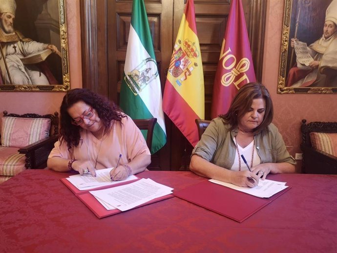 Archivo - A la izquierda de la imagen, la concejala Encarnación Aguilar 