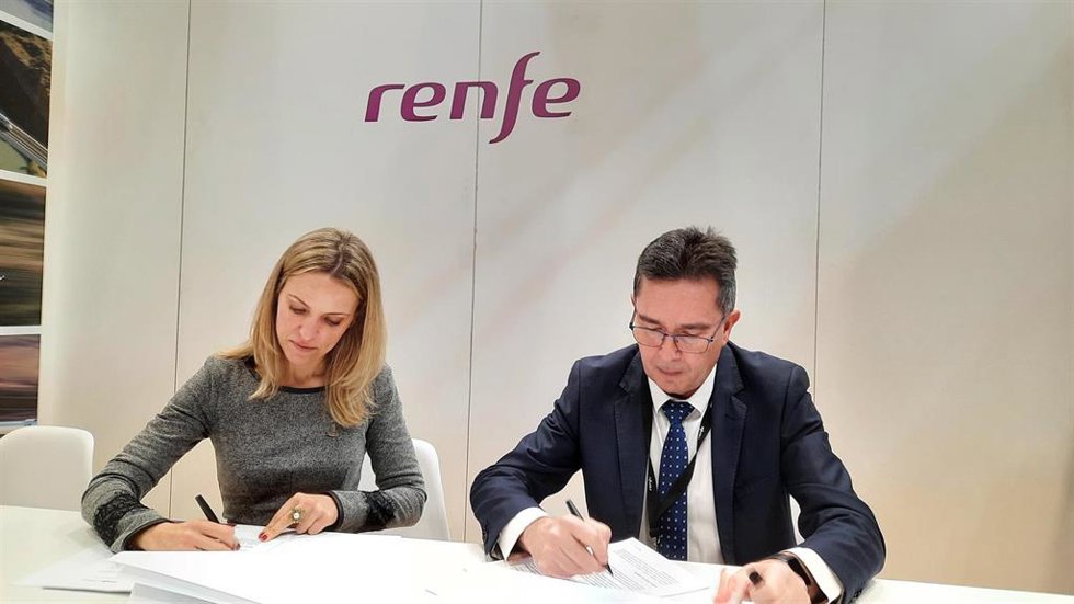 El director del Área de Negocio de Cercanías y Otros Servicios Públicos de Renfe, José Ignacio Rodríguez, y la alcaldesa de Sigüenza, María Jesús Merino, firman un acuerdo en Fitur, Ifema.