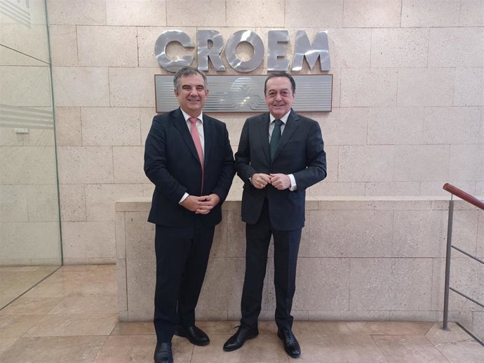 El consejero de Medio Ambiente, Mar Menor, Universidades e Investigación, Juan María Vázquez, con el presidente de la Confederación Regional de Organizaciones Empresariales de Murcia, José María ALbarracín