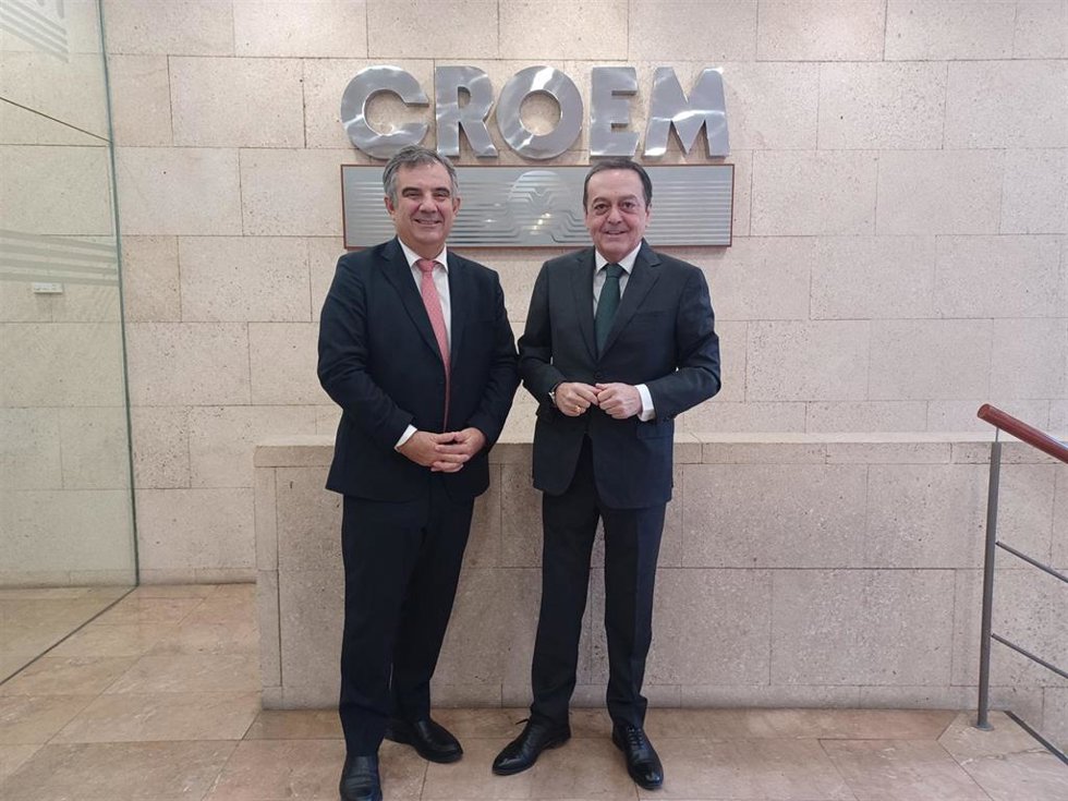 El consejero de Medio Ambiente, Mar Menor, Universidades e Investigación, Juan María Vázquez, con el presidente de la Confederación Regional de Organizaciones Empresariales de Murcia, José María ALbarracín