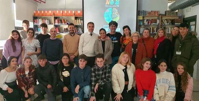 Varios responsables de la Delegación territorial de Desarrollo Educativo y FP asisten a la presentación del proyecto 'No Planet B' en el IES Alminar de Bollullos.