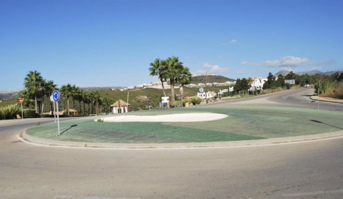 La Diputación invierte 533.000 euros en el ajardinamiento junto a la carretera de entrada a Casares