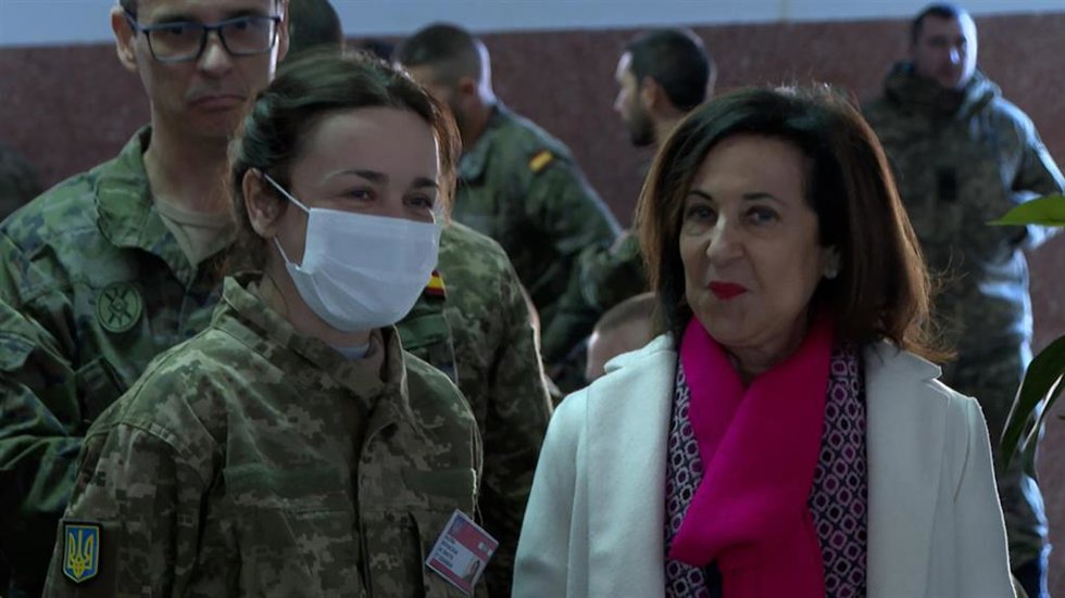 Visita de la ministra de Defensa, Margarita Robles, a los militares ucranianos que participan en el II curso de instrucción básica en la Academia de Infantería de Toledo.
