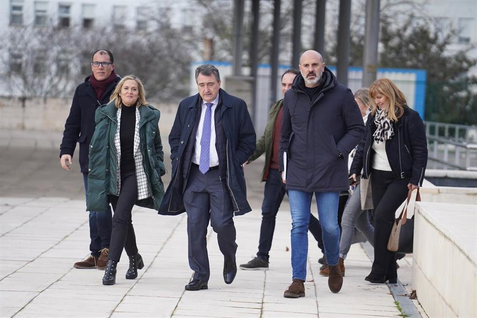 (I-D) La alcaldesa de Baracaldo, Amaia del Campo, el portavoz del PNV en el Congreso, Aitor Esteban, y el candidato a las juntas generales y ex alcalde de Sestao Josu Berbara se reúnen de cara a las elecciones municipales de 2023 en Barakaldo.