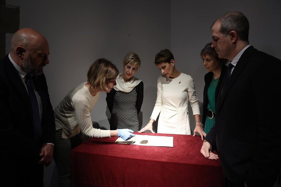 La presidenta Chivite, la consejera Esnaola y la alcaldesa de Viana observan el documento original por el que el rey Carlos III instituye el título de Príncipe de Viana