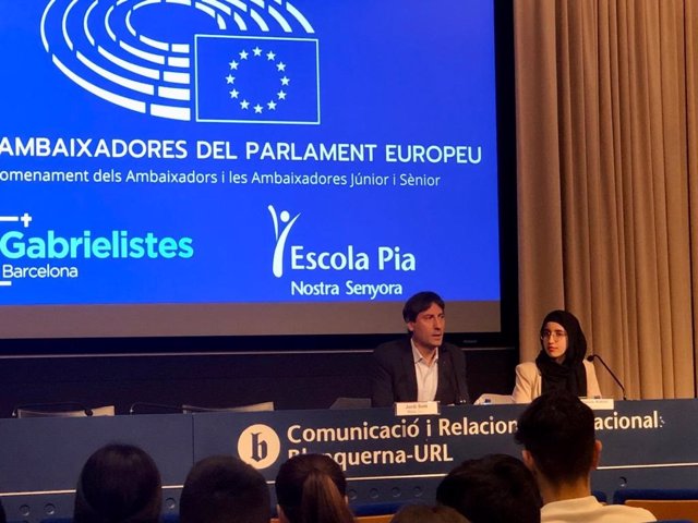 El eurodiputado de ERC y vicepresidente primero del grupo de Los Verdes/Alianza Libre Europea (ALE) en el Parlamento Europeo, Jordi Solé, y la activista Firdaous Alaoui, en el acto del 20 de enero en la URL