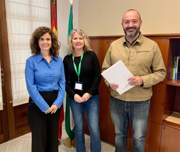 La presidenta de Más País Andalucía y diputada andaluza de Por Andalucía, Esperanza Gómez, y el responsable de Más País en Gines (Sevilla), Juanma Díaz, con la delegada de UGT del Aljarafe del sector Sanidad, Blanca Espinosa.