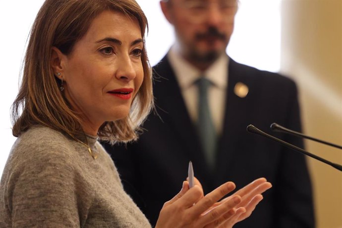 La ministra de Transportes, Movilidad y Agenda Urbana, Raquel Sánchez, realiza declaraciones junto al presidente de Aragón, Javier Lambán.