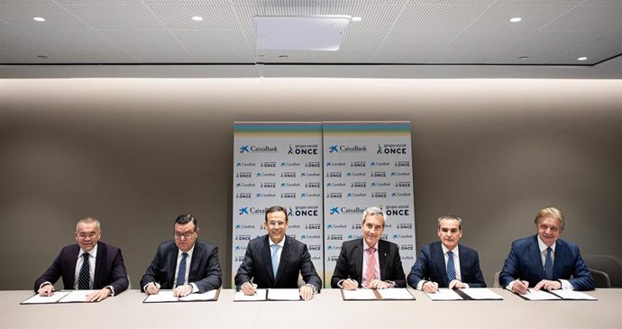 Momento de la firma del acuerdo.