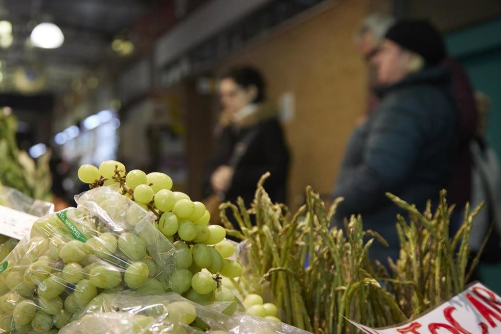 Uvas en puestos de fruta en el mercado